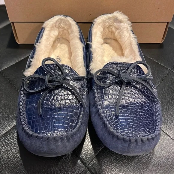 (SOLD) UGG Dakota moccasins - Picture 1 of 8